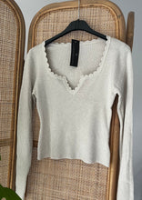 Lade das Bild in den Galerie-Viewer, Geripptes Shirt mit V-Ausschnitt beige
