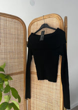 Lade das Bild in den Galerie-Viewer, schwarzer off shoulder pullover
