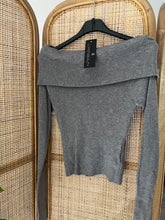 Lade das Bild in den Galerie-Viewer,  grauer off shoulder pullover
