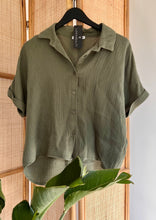 Lade das Bild in den Galerie-Viewer, Bluse Musselin Kurzarm olive
