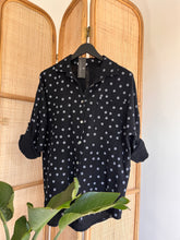 Lade das Bild in den Galerie-Viewer, Musselin Bluse schwarz mit Dots
