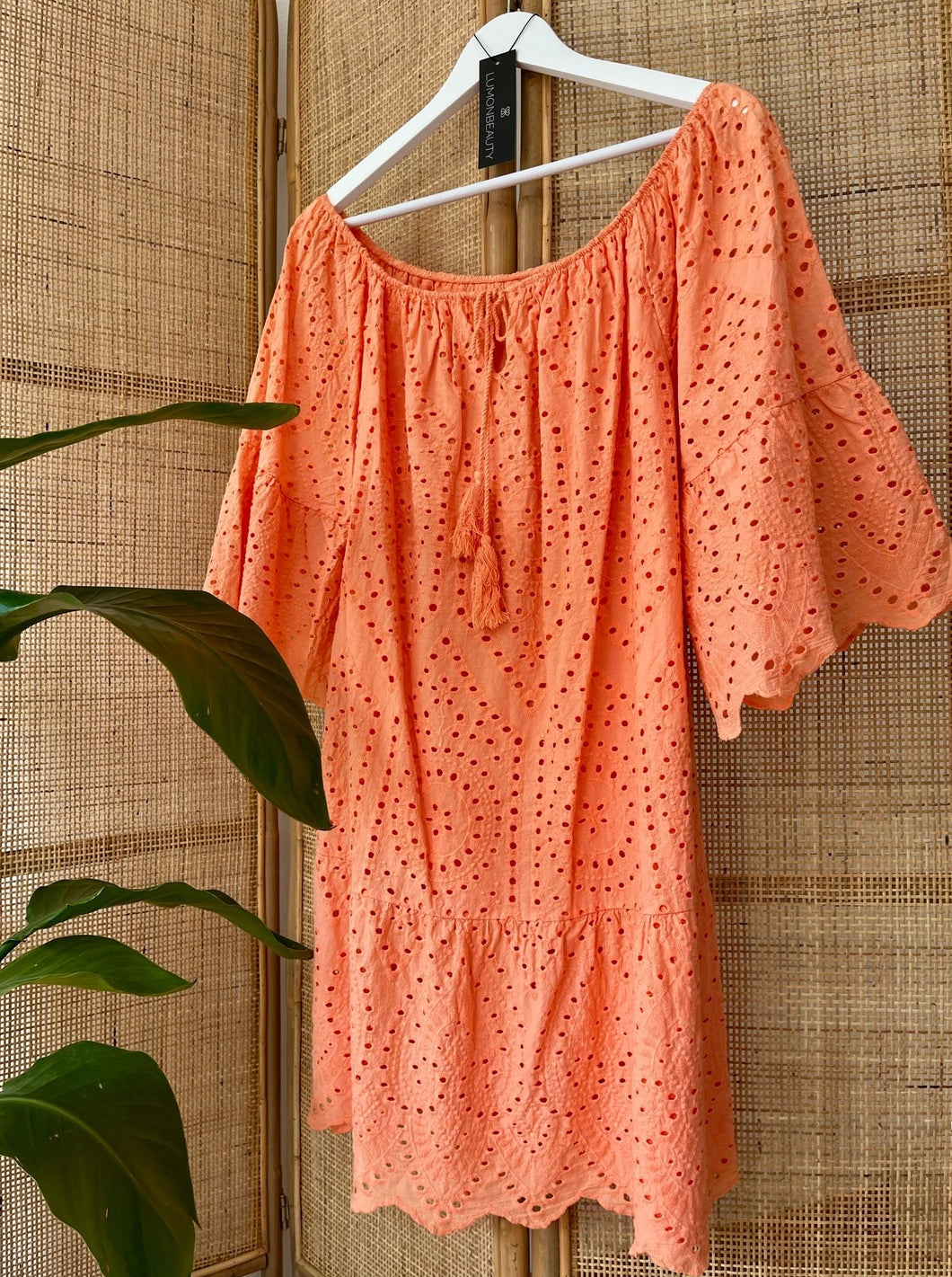 oranges Kleid mit wunderschönen Flügelärmeln und Lochstickerei