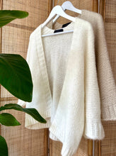 Lade das Bild in den Galerie-Viewer, Strickjacke STOCKHOLM creme
