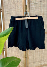 Lade das Bild in den Galerie-Viewer, schwarze Musselin Shorts
