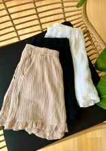 Lade das Bild in den Galerie-Viewer, Musselin Shorts weiß, schwarz und beige
