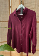 Lade das Bild in den Galerie-Viewer, Musselin Bluse bordeaux kurz
