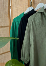 Lade das Bild in den Galerie-Viewer, Musselin Bluse olive, schwarz und grün
