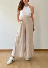 Lade das Bild in den Galerie-Viewer, High-waist tragende beige, weite Leinenhose.
