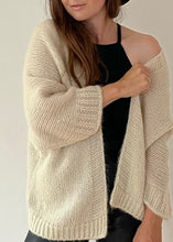 Lade das Bild in den Galerie-Viewer, Strickjacke STOCKHOLM beige
