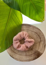 Lade das Bild in den Galerie-Viewer, Teddy Scrunchie alt rosa
