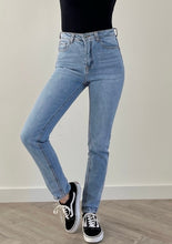 Lade das Bild in den Galerie-Viewer, high waist blue jeans 
